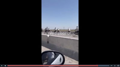 'Sirdaryoda klaster ishchilari velosipedlarda xalqaro yo`lni to`sib qo`ydi(video)'ning rasmi