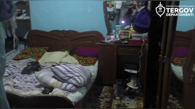 'Omadsiz bosqinchilik — Chinozlik o`g`rilar to`namoqchi bo`lgan uyidan arzirli narsa topa olmadi'ning rasmi