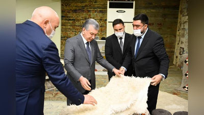 'Prezident «Afghan bazar carpets» korxonasi faoliyati bilan tanishdi(foto)'ning rasmi