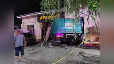 'Andijonda yuk avtomobilining mast haydovchisi "Matiz" va "Spark" avtomobillarini "pachoqladi"'ning rasmi