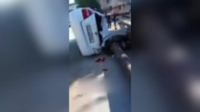 Изрображение 'В Самаркандской области труба упала на автомобиль (видео)'