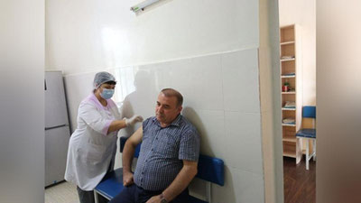 Изрображение 'Министр по делам махалли и семьи вакцинировался, будучи в командировке'