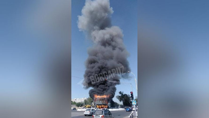 Изрображение 'Эпичное возгорание рекламного монитора на Юнусабаде попало на видео'