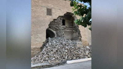 'Buxorodagi "Abdullaxon" madrasasi devorining o`pirilib tushgani yuzasidan jinoyat ishi qo`zg`atildi'ning rasmi