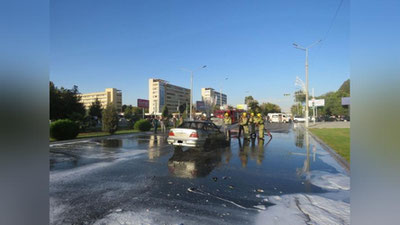 'Navoiy viloyati hokimligi oldida svetoforda to`xtab turgan "Nexia" yonib ketdi'ning rasmi