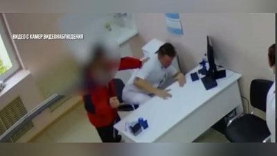 'Hijobli ayolning eri shifokorni kaltakladi. Holat bo`yicha rasmiy bayonot berildi (Video)'ning rasmi