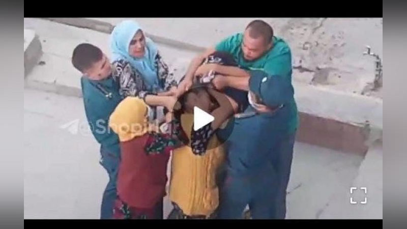 'Jizzaxda 8 yoshli bolaning quritishga qo`yilgan odeyaloga loy oyog`ini artishi fuqarolar o`rtasida katta janjalga sabab bo`ldi'ning rasmi