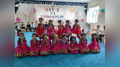 'Beg`ubor bolajonlar ustoz va murabbiylarini bayram bilan tabriklashdi'ning rasmi