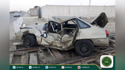 Изрображение 'В Хорезме поезд протаранил "Нексию": пассажир погиб на месте'