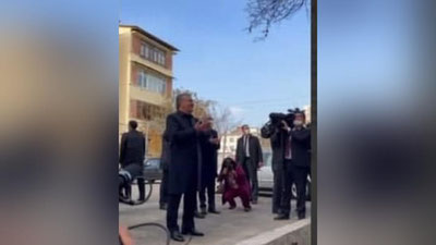 'Prezident Toshkentdagi sharoitlar bilan mahallararo piyoda yurib tanishmoqda (video)'ning rasmi