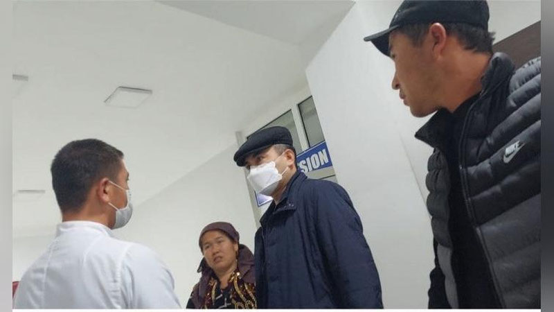 '"Энди кўп жойларга хабар бермасдан бораман". Қашқадарё ҳокими Қаршидаги тез тиббий ёрдам марказига кириб борди'ning rasmi