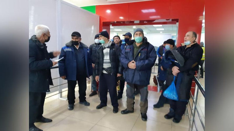 'Москвадаги корхонадан ойлигини ололмаётган ўзбекистонликларнинг айримлари ватанга қайтарилди'ning rasmi