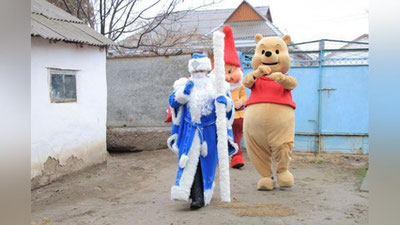 'Sirdaryo viloyati hokimi ehtiyojmand oilalarga bir martalik moddiy yordamni  "Qorbobo" bo`lib topshirmoqda (video)'ning rasmi