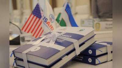 '𝟒-январ Бутунжаҳон брайл алифбоси куни. USAID Брайл ёзувида "Кўзи ожиз шахсларнинг ҳуқуқларига оид норматив-ҳуқуқий ҳужжатлар тўплами"ни чоп этишда кўмаклашди.'ning rasmi