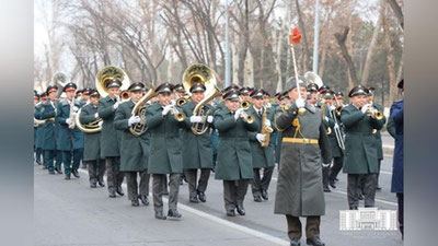 'Айни вақтда Тошкент ҳарбийларнинг тантанали юриши бўлиб ўтмоқда'ning rasmi