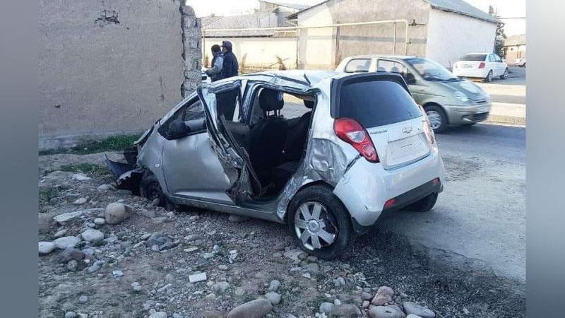 Изрображение 'В Ташкенте водитель "Спарка" врезался в стену'