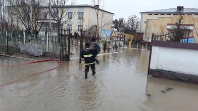 Изрображение 'Несколько домов в Бахте Сырдарьинской области оказались затопленными (видео)'