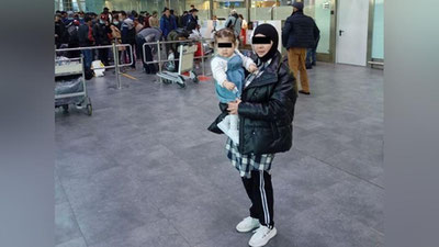 'Россияда ёш гўдаги билан қийин аҳволда қолган аёл Ўзбекистонга қайтарилди'ning rasmi