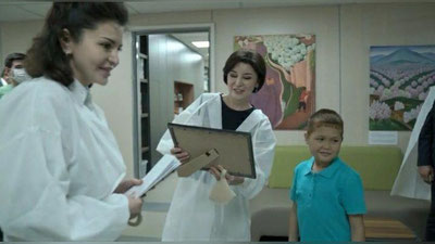 'Зироат Мирзиёева ва Шаҳноза Мирзиёева "Меҳрли мактаб" ўқувчилари билан суҳбатлашди'ning rasmi