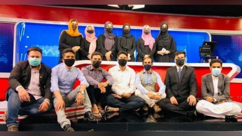 Изрображение 'В Афганистане мужчины-телеведущие в знак солидарности с женщинами вышли в эфир в масках'