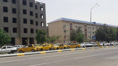 Изрображение 'Таксисты Карши перекрыли дорогу с требованием отменить штрафы за непристегнутые ремни'