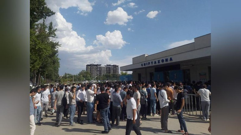 Изрображение 'Что произошло возле касса стадиона "Бунедкор": в Нацгвардии опровергли применение силы (видео)'