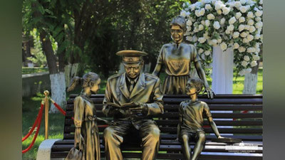 'Тошкентда “китобхон оила” ҳайкали очилди'ning rasmi