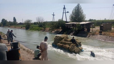 '"Зил" автомобили катта Фарғона каналига туши кетди'ning rasmi