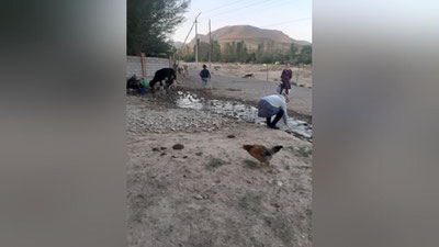 'Yillardan buyon ariqdan suv ichayotgan ohangaronliklar yoxud "Obod qishloq" dasturiga tushgan bo`lsa-da ichimlik suvi kelmagan qishloq...'ning rasmi