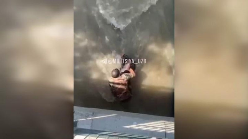 Изрображение 'В Ташкенте спасатели вытащили пенсионерку из канала (видео)'