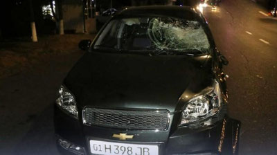 'Toshkentda sudya yordamchisi mashinasida odam urib ketdi. Yo`lovchi vafot etgan'ning rasmi