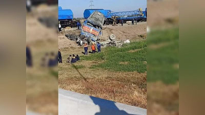 Изрображение 'В Джизаке поезд столкнулся с грузовиком и сошел с рельсов (видео)'