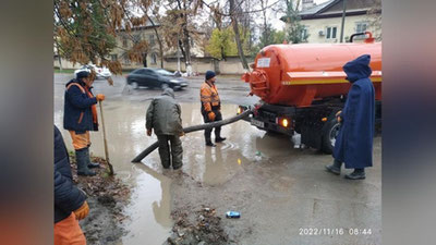 Изрображение 'В Мирзо-Улугбекском и Чиланзарском районах устранили подтопление участков дорог (фото)'