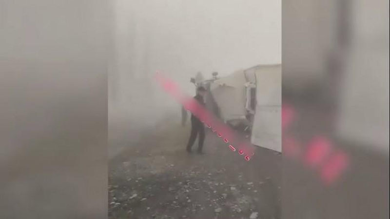 'Toshkent viloyatida uchta yuk mashinasi o`zaro to`qnashib ketdi'ning rasmi