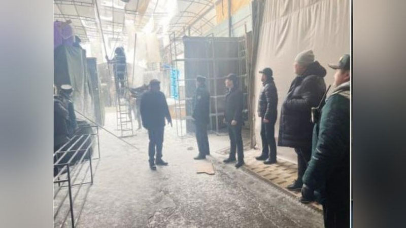 'Toshkentdagi "Ippodrom" bozorida soyabonlar qor og`irligini ko`tara olmay qulab tushdi (video)'ning rasmi