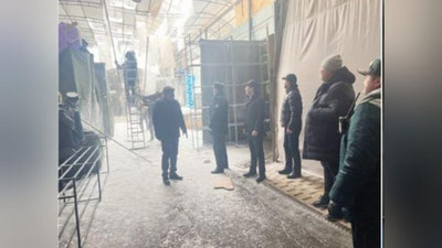 'Toshkentdagi "Ippodrom" bozorida soyabonlar qor og`irligini ko`tara olmay qulab tushdi (video)'ning rasmi