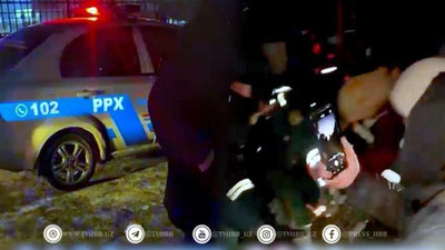 'Toshkentdagi “Bek baraka” bozorida  IIB xodimlari keksa ayolga kuch ishlatib, buyumlarini olib qo`yishdi(video)'ning rasmi