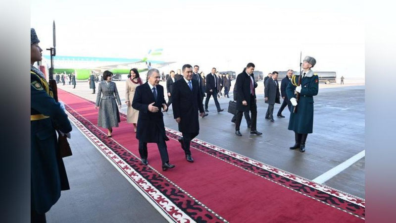 Изрображение 'Президента Узбекистана с супругой в аэропорту Бишкека встретил глава Кыргызстана'
