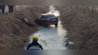 Изрображение 'В Ургенче и Чиназе спасатели достали автомобили из воды (видео)'