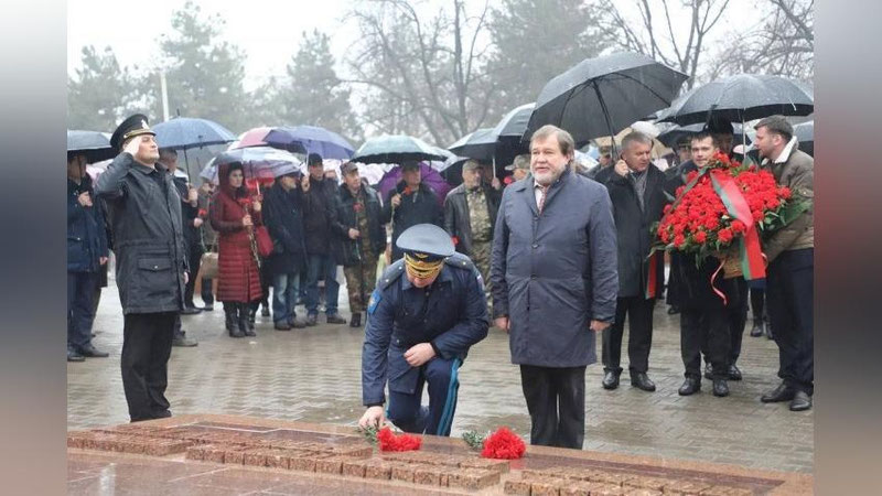 Изрображение 'На Волгоградском кладбище в Ташкенте возложили цветы в честь 80-летия победы в Сталинградской битве'