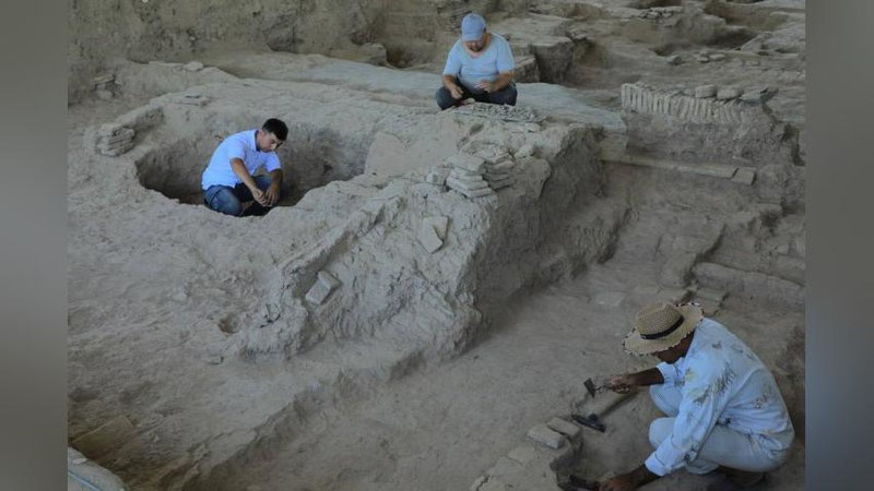 'Axsikentdan noyob tangalar, Qoraxoniylarga oid betakror suratlar va ming yillik qilichlar topildi (foto)'ning rasmi