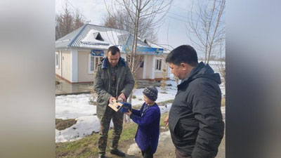 Изрображение 'Житель Самаркандской области обнаружил возле дома редкую птицу'