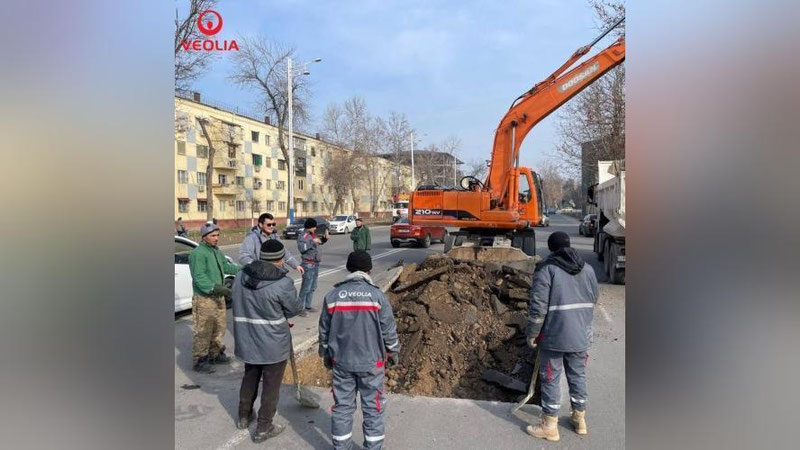 Изрображение 'Специалисты устранили повреждение на теплосетях в Яшнабадском районе Ташкента'