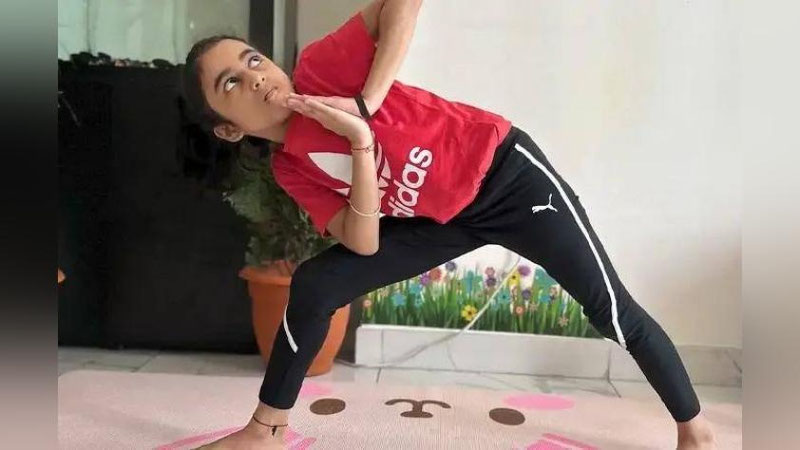 Изрображение 'Семилетняя девочка из Индии стала самым молодым инструктором по йоге'