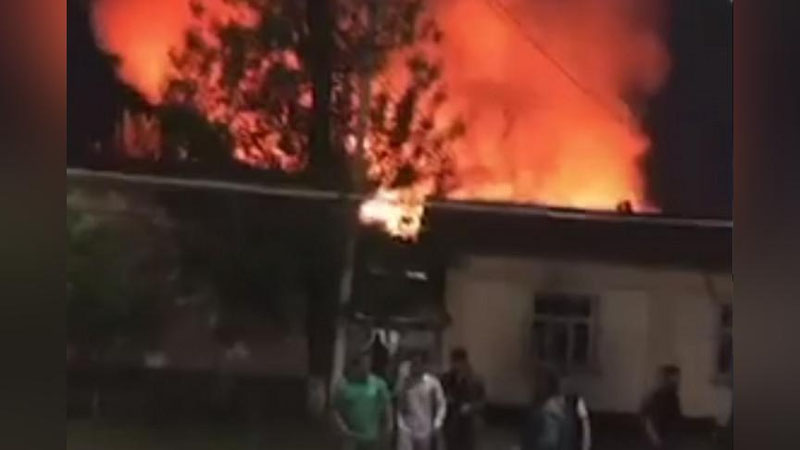 Изрображение 'В Учтепинском районе ночью горели два частных дома (видео)'