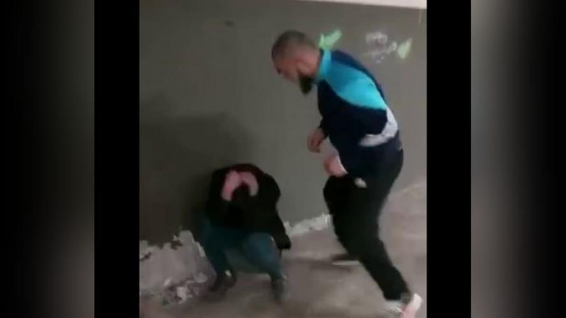 'Ijtimoiy tarmoqda yigit ayovsiz kaltaklangani aks etgan video tarqalmoqda (video)'ning rasmi