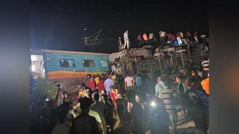 Изрображение 'Крупнейшая железнодорожная катастрофа в Индии: сотни погибших (видео)'