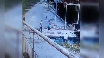 'Qibraydagi kanalda xushsiz oqib kelayotgan 2 yoshli qizcha 18 yoshli yigit tomonidan qutqarib olindi(video)'ning rasmi