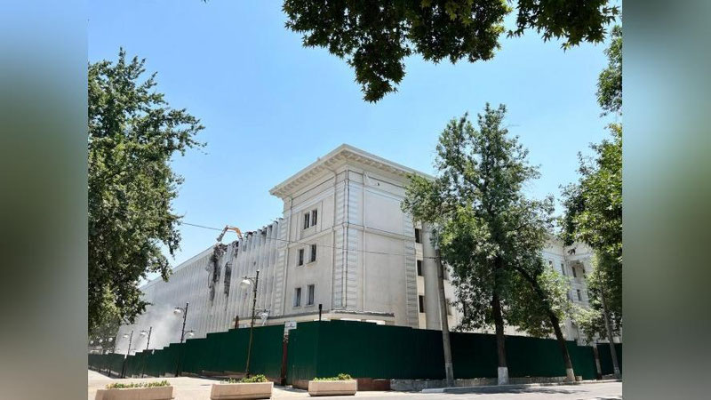 Изрображение 'В центре Ташкента начался снос бывшего здания СНБ'