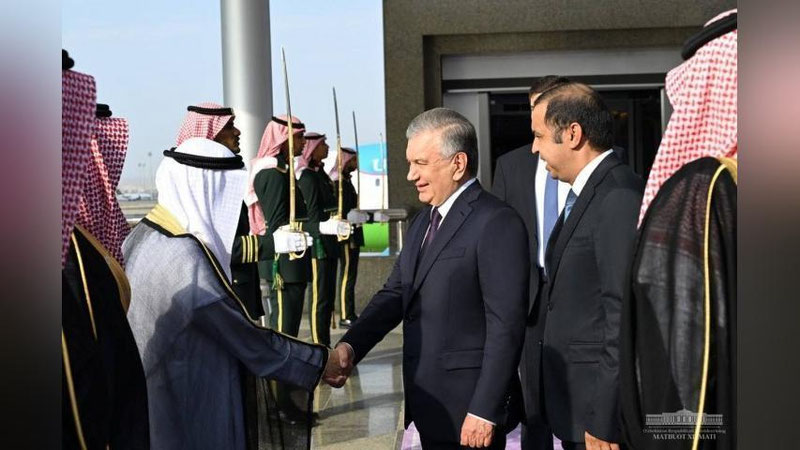 Изрображение 'Президента Узбекистана встретили в аэропорту Джидды'